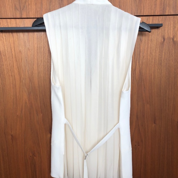 Club Monaco Pleated Vest - Picture 3 of 4
